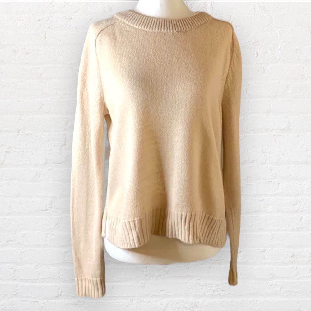 𝅺H&M pink crewneck sweater. Ribbed details. Loose weave knit. Long sleeves.